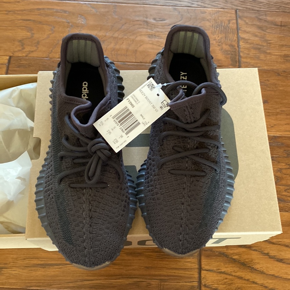 Brand New with tags Yeezy Boost 350 V2 Shoes